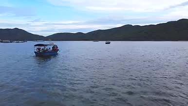 三亚疍家渔排出海打渔蓝天白云大海航拍视频的预览图